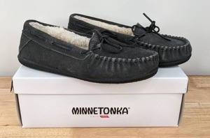 lot 24 image: NEW Minnetonka Womens Size 9 Suede Slip-On Slippers Camp Tie Moccasin, Charcoal N