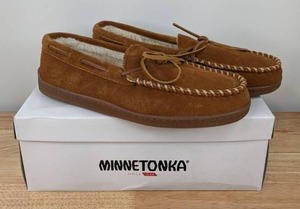 lot 43 image: Minnetonka Mens Size 9.5 Pile Lined Hardsole Moccasin, Brown N