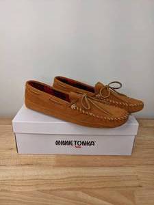 lot 75 image: NEW Men Minnetonka Moccasins Size 11 N