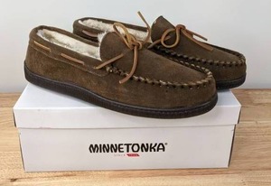 lot 52 image: Minnetonka Mens Size 12 Piled Lined Hardsole Slipper, Autumn Brown N