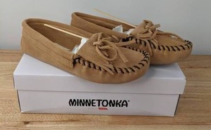 lot 64 image: Minnetonka Womens Size 6 Kilty Suede Softsole Moccasins, Taupe N