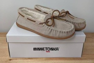 lot 23A image: Minnetonka Womens Size 9 Suede Slip-On Slippers Camp Tie Moccasin, Stone N