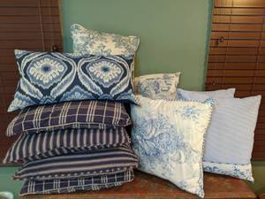 lot 472 image: Fun Throw Pillows P