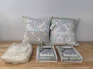 lot 185 image: New Queen Bamboo Sheet Set, Shams and Accent Pillows K