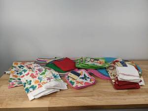 lot 189 image: New Kitchen Towels, Square Placemats, Round Placemats and More   K