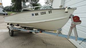 lot 1 image: 1977 Blue Fin with EZ Loader Trailer