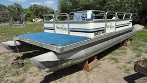 lot 10 image: 1989 Sun Patio Pontoon with Johnson