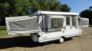 lot 11 image: 2004 Fleetwood Trailer