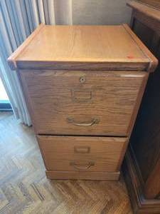 lot 56 image: Traditional oak Filing Cabinet