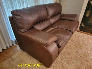 lot 21 image: Dcor USA leather Love Seat