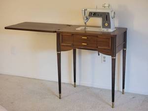 lot 44 image: MCM Chic Sewing Table with SINGER Model 600 Machine