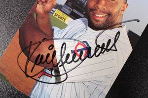 lot 1 image: Minnesota Twins Kirby Puckett Autograph 5x3 Postcard JSA COA #AI35250
