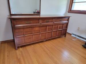 lot 7 image: Martinsville Furniture MCM Vanity Dresser