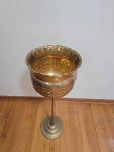 lot 1 image: Brass Standing Champagne Cooler
