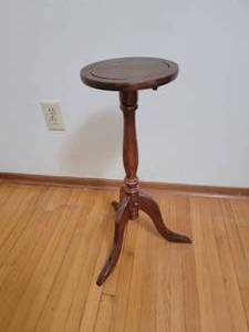 lot 38 image: Vintage Victorian Plant Stand Display Pedestal
