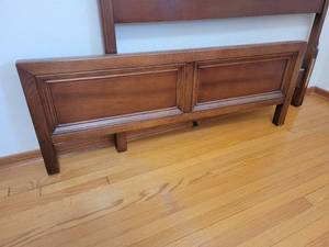 lot 10 image: Martinsville Furniture MCM Twin Bedframe A