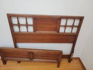 lot 11 image: Martinsville Furniture MCM Twin Bedframe B