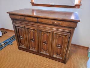 lot 39 image: Vintage Singer Touch Tronic 2001 Sewing Machine with Cabinet