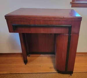 lot 41 image: Vintage Singer Sewing Machine AL-776676 and Table