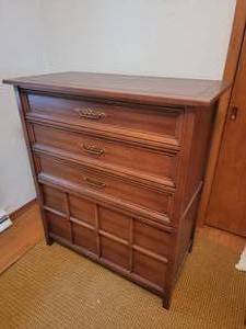 lot 8 image: Martinsville Furniture MCM Chest of Drawers