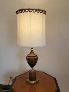 lot 44 image: Pedestal Urn Table Lamp