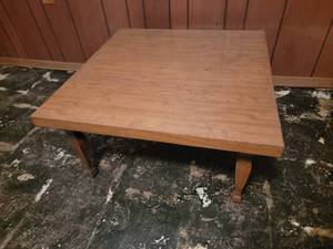 lot 51 image: Low 80s Cocktail Table