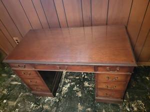 lot 24 image: Mahogany Executive Desk by Sligh