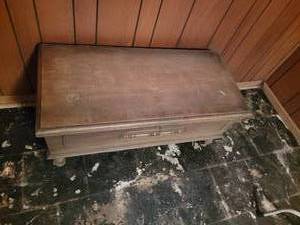 lot 25 image: Cedar Hope Chest Trunk