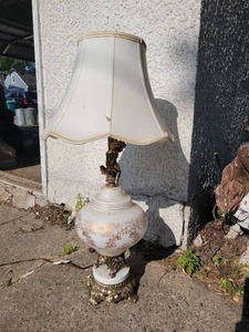 lot 4 image: Hollywood Regency Cherub Tbale Lamp