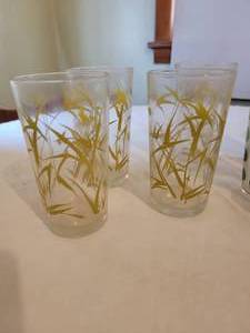 lot 14 image: Retro Painted Glassware