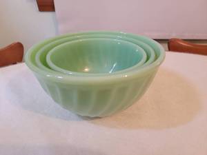 lot 18 image: Jadeite FireKing Mixing Bowl Set