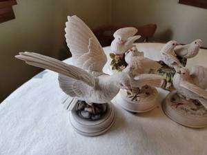 lot 75 image: Porcelain Dove Figure and Music Box Collection