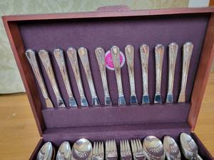lot 56 image: Silver Plate WM Rogers MFG. Co. Flatware Service
