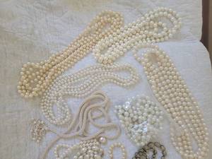 lot 59 image: Vintage Costume Pearl Jewelry Collection B