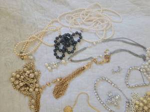 lot 60 image: Vintage Costume Pearl Jewlery Collection C