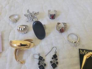 lot 61 image: Vintage Costume Jewelry Earrings & Rings