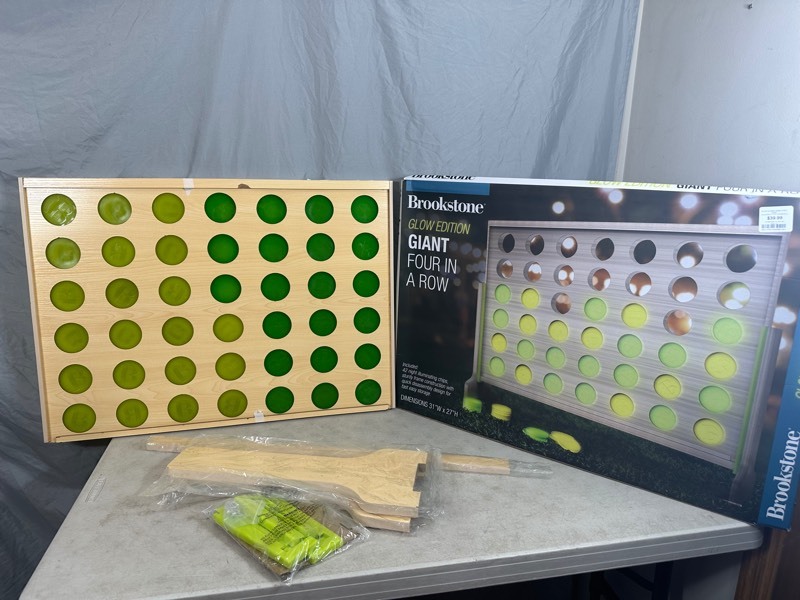 New Giant Glow in the Dark Connect 4 Yard Game Shipping Ding