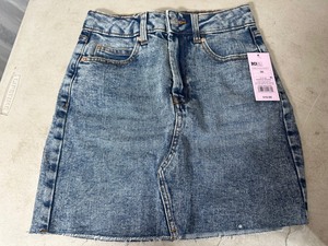 lot 218 image: 24 New Denim Skirts