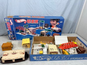 lot 49 image: Vintage Hot Wheels USA Builders Set 1981