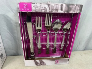lot 133 image: New 21 Piece Flatware Set with Storage Tray