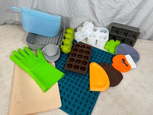 lot 190 image: New Large Assortment of Silicone Bakeware and Kitchen Accessories