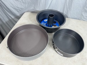 lot 208 image: 3 New Baking Pans