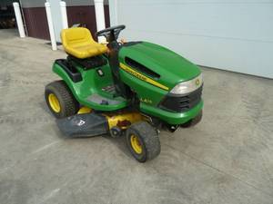 John Deere LA115 Lawn Tractor
