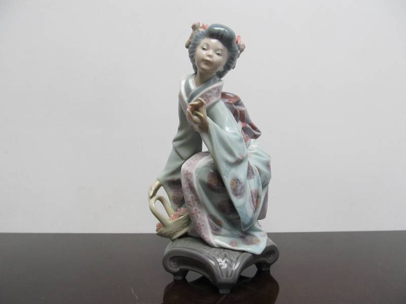 Lovely Signed Vintage LLADRO Figurine - Geisha Girl w/Flowers