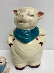 lot 162 image: Excellent Vintage SHAWNEE Pottery Smiley Pig Cookie Jar & SaltPepper Shakers