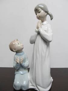lot 16 image: Signed Vintage LLADRO Figurine - Teaching to Pray