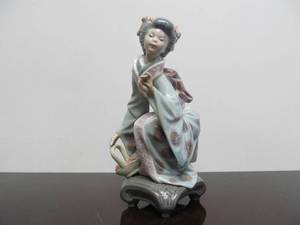 lot 17 image: Lovely Signed Vintage LLADRO Figurine - Geisha Girl wFlowers