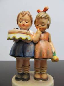lot 19 image: Signed Vintage Hummel Figurine