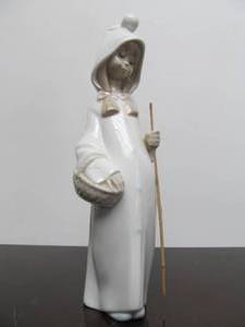 lot 25 image: Signed Vintage LLADRO Figurine - Hooded Girl wBasket