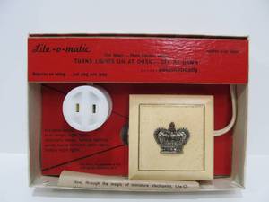 lot 39 image: NOS Vintage LITE-O-MATIC Portable Power Outlet for Lamps